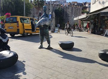 turkiye/kusadasi/attraction/monument-of-fisherman-with-a-fish