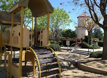 california/fresno/attraction/trolley-creek-park