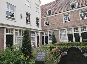netherlands/amsterdam/attraction/sint-andrieshofje-courtyard