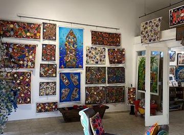 honduras/roatan/attraction/waves-of-art