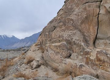 pakistan/karimabad/attraction/ganish-rocks