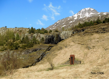 iceland/seydisfjordur/attraction/sculpture-of-telephone-booth