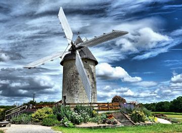 france/poitou-charentes/attraction/moulin-a-vent-du-cluzelet