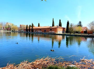 spain/castile-and-leon/attraction/darsena-del-canal-de-castilla