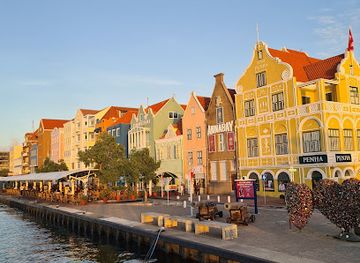 curacao/willemstad/otrobanda/attraction/queen-emma-bridge