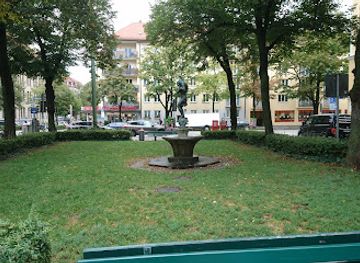 germany/munich/schwabing/attraction/madchen-mit-seehund-brunnen