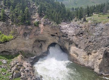 montana/eastern-montana/attraction/natural-bridge-falls-picnic-area