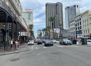 louisiana/new-orleans/central-business-district/attraction/ignatius-j-reilly-statue