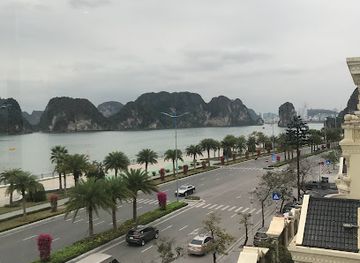 vietnam/ha-long/attraction/vungchua-islet-view