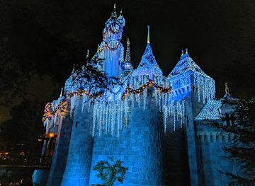 california/anaheim/disneyland-resort/attraction/snow-white-s-enchanted-wish