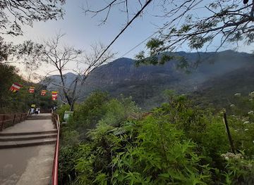 sri-lanka/adam-s-peak/attraction/yaka-handu-ella-demon-tears-waterfall