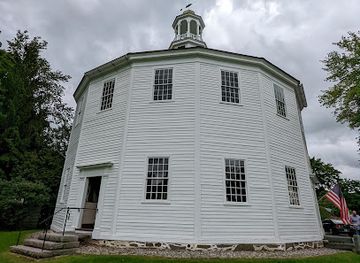 vermont/camel-s-hump-state-park/attraction/the-old-round-church