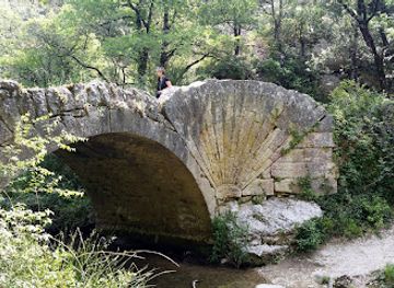 france/luberon/attraction/pont-a-coquille-de-bonnieux