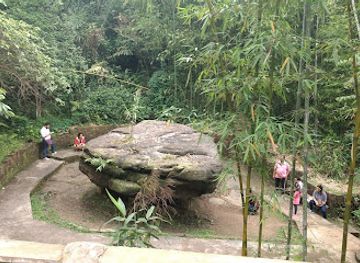 india/meghalaya/attraction/balancing-rock-of-mawlynnong