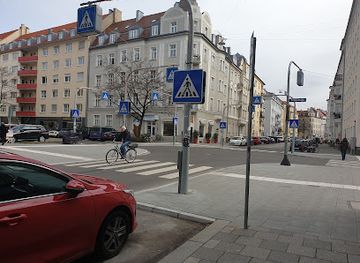germany/munich/maxvorstadt/attraction/die-kreuzung-und-ihre-16-zebrastreifenschilder
