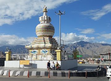 india/leh-ladakh/attraction/war-memorial-statue-leh