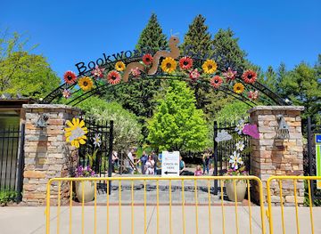 wisconsin/sheboygan/attraction/bookworm-gardens