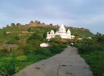 india/madhya-pradesh/attraction/rahatgarh-fort