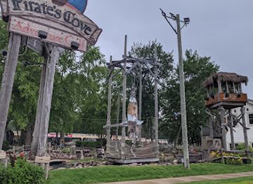 iowa/lake-okoboji/attraction/pirate-s-cove-adventure-golf