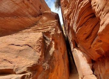 utah/kanab/attraction/red-hollow-canyon-trailhead
