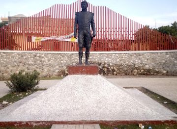 haiti/centre/attraction/place-petion
