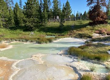 montana/yellowstone-national-park/attraction/collapsing-pool-yellowstone