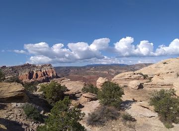 utah/capitol-reef-national-park/attraction/hickman-bridge-rim-overlook-and-navajo-knobs-trailhead