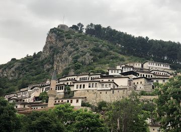 albania/berat/attraction/lulishtja