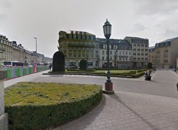 luxembourg/luxembourg-city/attraction/mother-and-child-block-seat-henry-moore