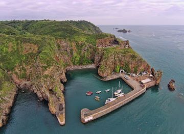guernsey/lihou/attraction/creux-harbour