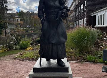 vermont/molly-stark-state-park/attraction/molly-stark-statue