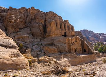 jordan/southern-jordan-valley/attraction/obelisk-tomb-bab-as-siq-triclinium