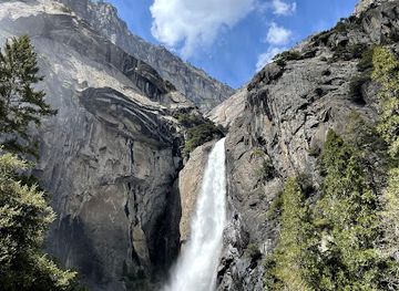 california/yosemite-village/attraction/lower-yosemite-fall-vista-point