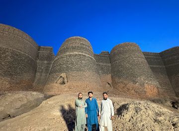 pakistan/cholistan-desert/attraction/baradari-derawar-fort