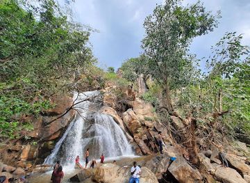 india/tamil-nadu/attraction/mayil-ootru-waterfalls