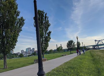 kansas/kansas-city/country-club-plaza/attraction/berkley-riverfront