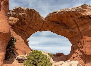 utah/moab/attraction/broken-arch