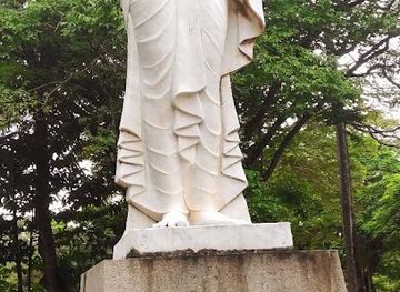 sri-lanka/colombo/slave-island/attraction/queen-viharamahadevi-statue