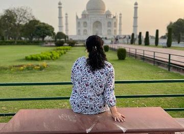 india/agra/attraction/india-saying-namaste-trips