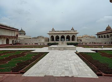 india/agra/rakabganj/attraction/diwan-e-khas