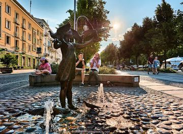 poland/czestochowa/attraction/pomnik-dziewczynki-z-golebiami