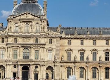france/versailles/attraction/louvre-pyramid