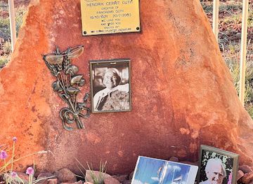 australia/macdonnell-ranges/attraction/hendrick-gerrit-guth-grave