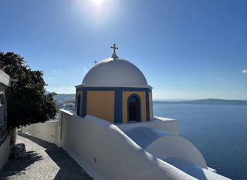 greece/santorini/fira/attraction/abandoned-boat