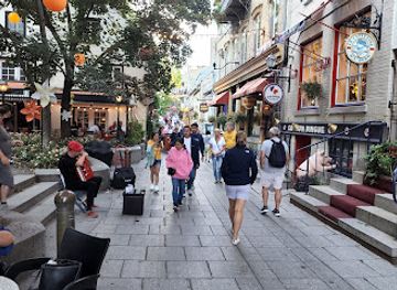 canada/quebec/attraction/goblin-red-door