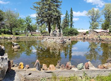 oregon/cascade-lakes-scenic-byway/attraction/petersen-rock-garden-museum