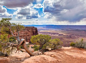 utah/canyonlands-national-park/attraction/orange-cliffs-overlook
