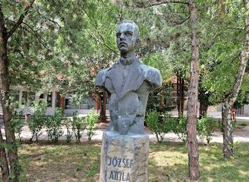 hungary/szekesfehervar/attraction/jozsef-attila-szobor