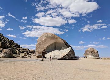 california/joshua-tree-national-park/attraction/giant-rock-ca