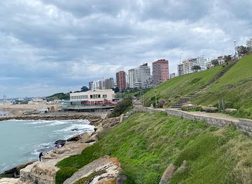 argentina/mar-del-plata/attraction/estatua-pequena-dama-anonima-mirando-al-mar